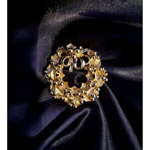 Vintage Gold Tone Christmas Holly and Berries Wreath Brooch Pin